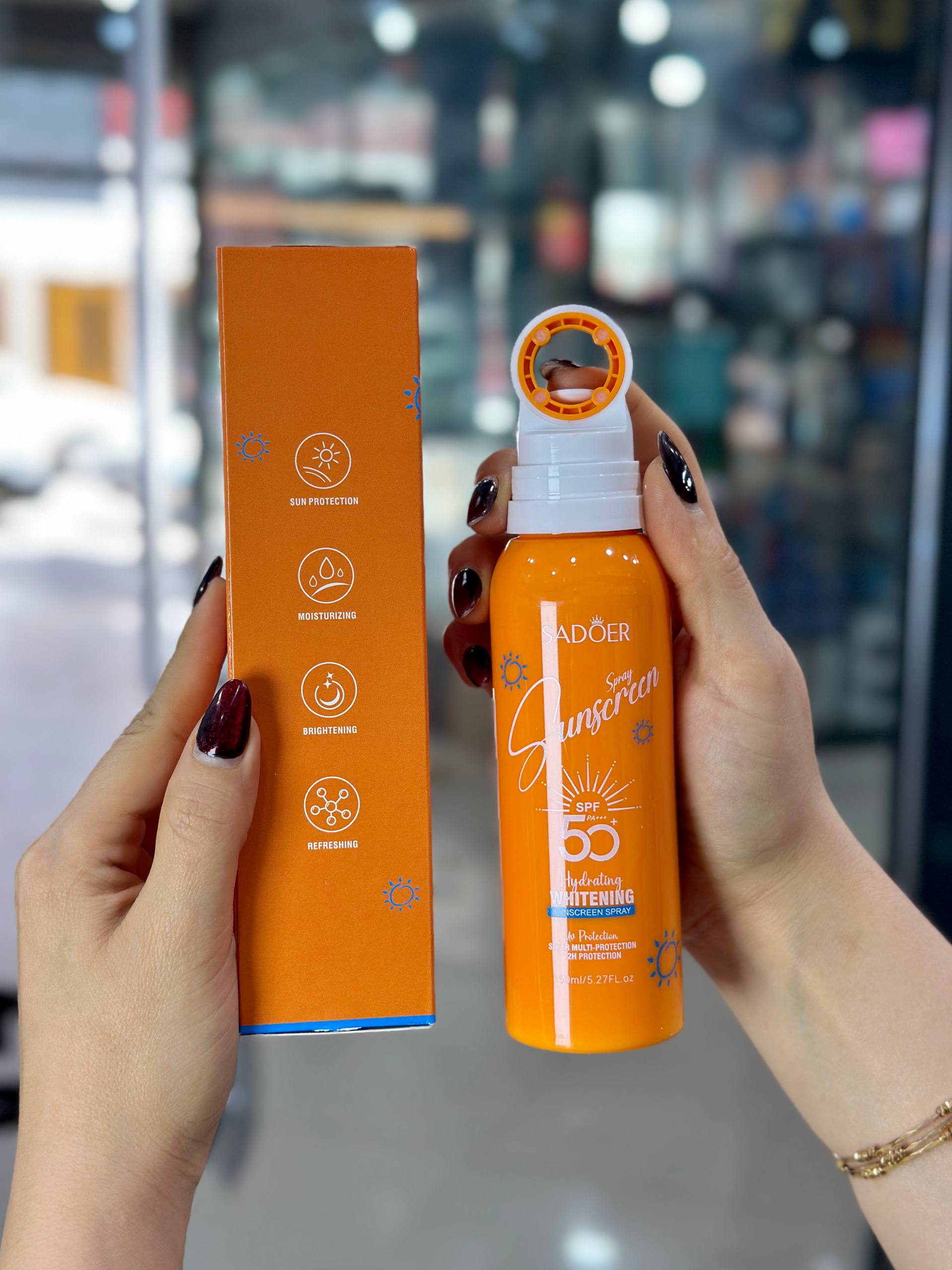 اسپری ضد آفتاب و سفید کننده سادور SPF50 حجم ۱۵۰ میلی لیتر